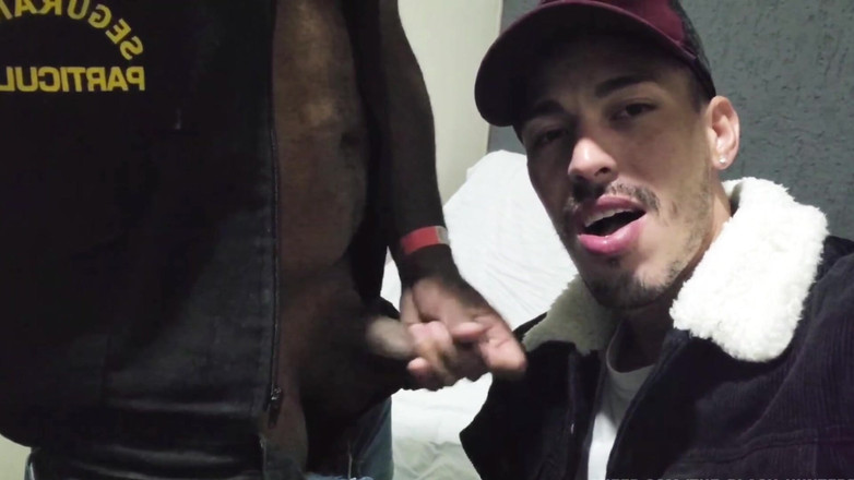 TheBlacKHunterr: Penjaga keamanan dan bebeknya bersembunyi