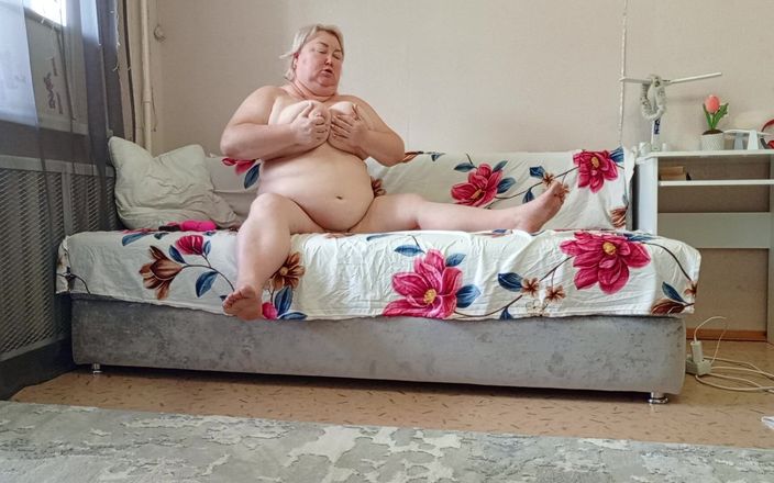 Zona901: Suegra pasa tiempo masturbándose su gran coño peludo con juguetes
