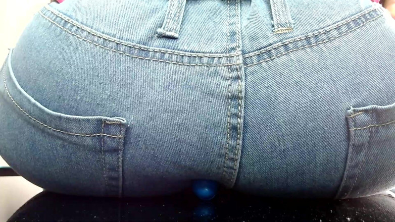 Maeling: Călcată în Blugi și Cur Denim