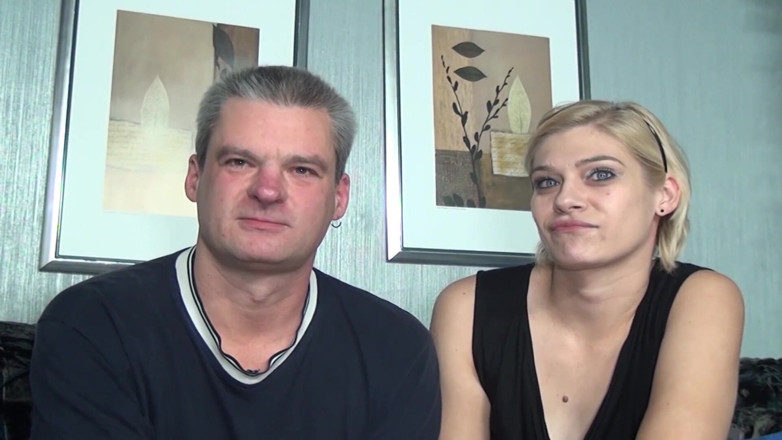 Deutscher hardcore: Sexy německá holka si užívá trojku s bisexuálními chchloupky