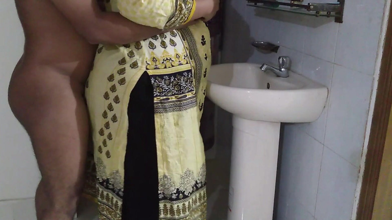 Aria Mia: Gujrati büyük götlü desi ev hanımı günde iki kez ellerini...