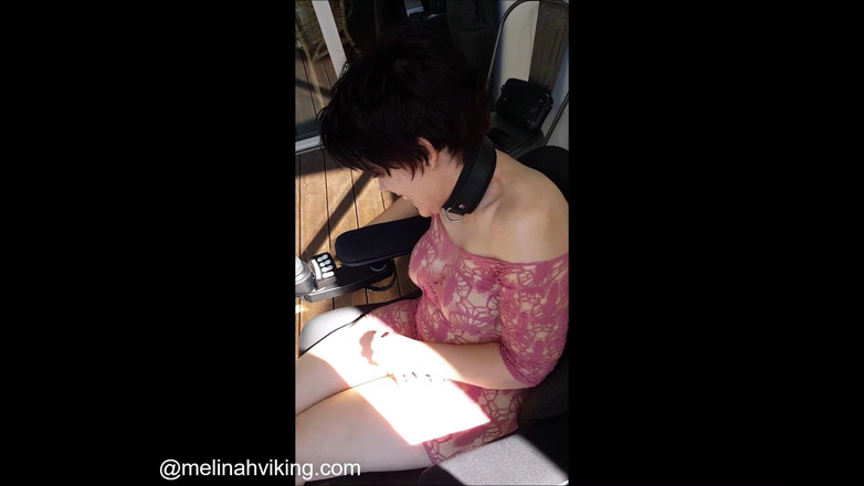 Melinah Viking: Di Set - Merokok Erotik Di Luar Rumah