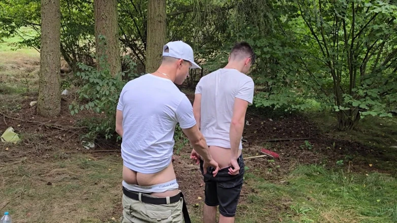 boyzxy212: 男同们在户外无套做爱，屁股上都是精液