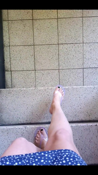Bajando las escaleras en mis chanclas de gelatina clara