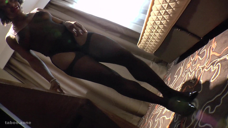 Nude Sportswomen: Kaslı bacaklarım için mastürbasyon meydan okuması