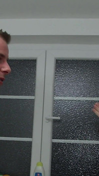 Une MILF allemande brune se cache dans la salle de bain avec son amant pour se faire défoncer la chatte percée mais rasée par une bite en train de se faire filmer