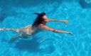 Exotic Tracy: Nadando nua ao ar livre para que o vizinho possa...