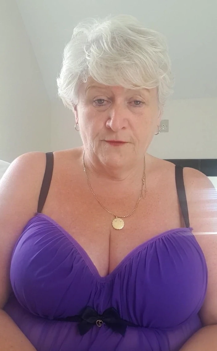 Uk Joolz: Доброе утро, пареньки и девушки. Я надеюсь, что вы в безопасности. Вот несколько шаловливых клипов меня сегодня утром.