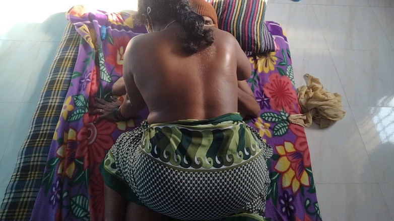 Tamil lesbian: दूध खिलाना हॉट बात कर रहा है