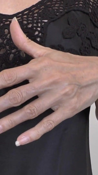 JOI คลิปมือสวยกับเสื้อนอนไหมสีดำ Lady Victoria Valente