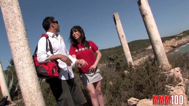 MMM100: Pequeña joven española con muslo follando al aire libre