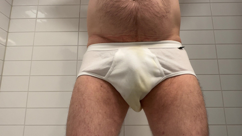 Beardedcummer: Táta chčije své nové bílé kalhotky