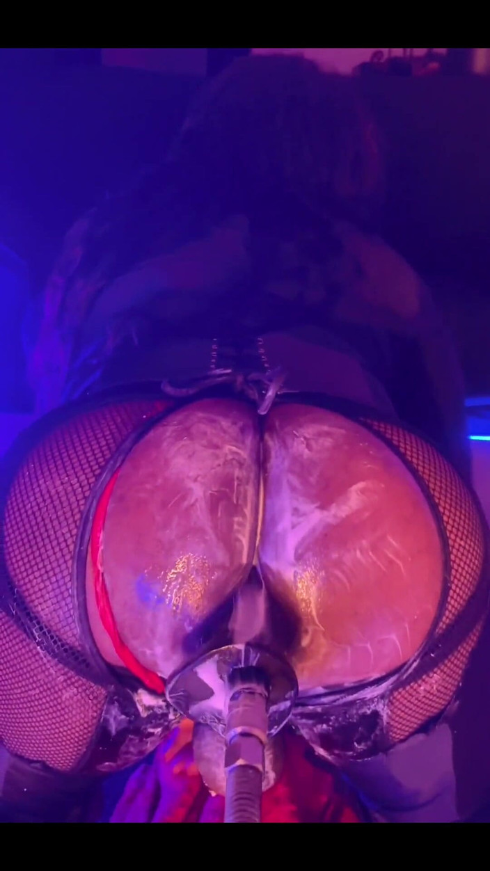 DipsoDeep: Чорну сіссі повію відтрахав в дупу ділдо-машина