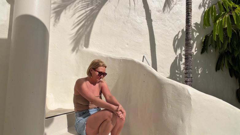 Emma Voyeur: Verzweifelte Benetzende Denim-shorts Auf Der Terrasse: Kann Es Nicht Mehr...