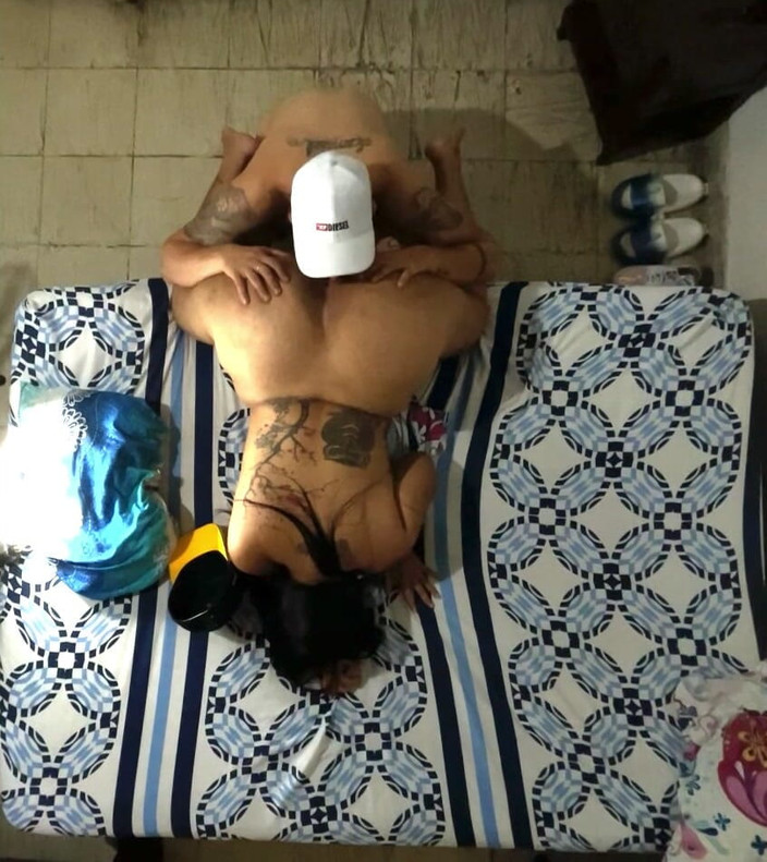 Monozion: Multiorgasmic stiefzus heeft verschillende spuiten terwijl ze op handen en...