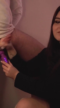 Dominatrix jugando con el cinturón de fidelidad