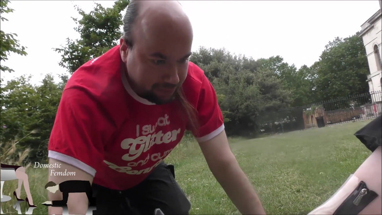 Domestic femdom: Taquiné avec adoration des bottes en plein air