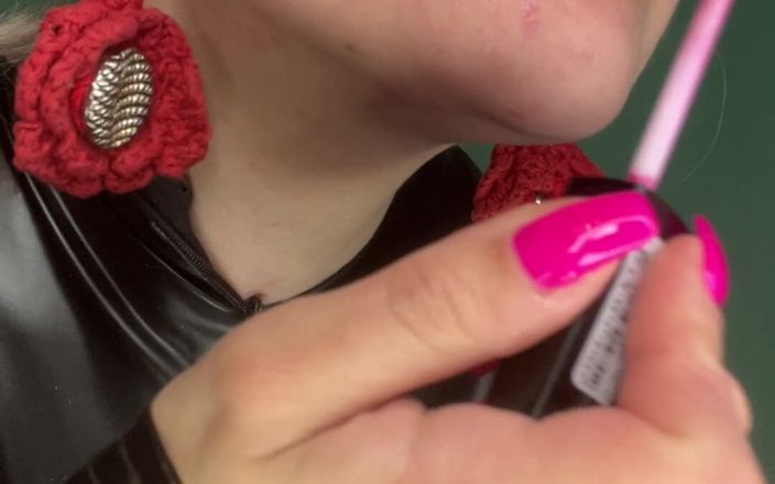 FinDom Goaldigger: Dependența de luciu de buze roz