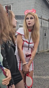 5 lesbiček mají halloween orgie v baru a hrát si se sexuálními hračkami v Cosplay
