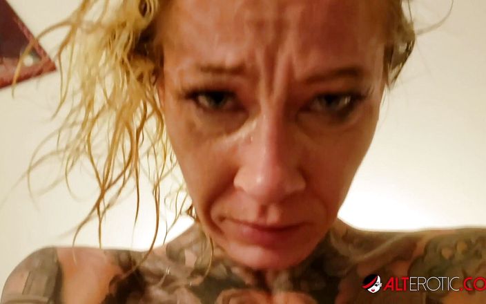 Alt Erotic: La bambola amanda tatuata si fa inculare