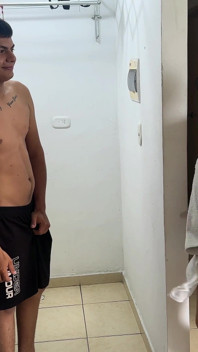La mia sorellastra sexy con il culo grosso mi sorprende con le sue mutandine, la ragazza molto arrapata succhia il mio delizioso cazzo