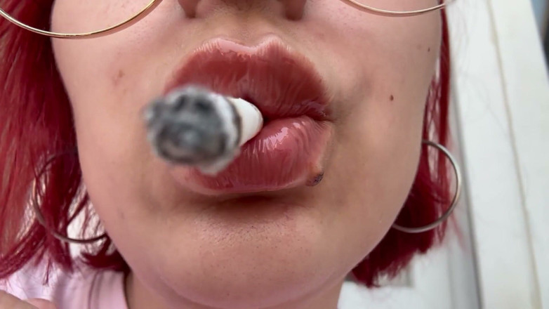 lanalovacutie: Close up Smoking with Lipgloss