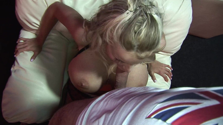 Very hot hardcore: 巨大的奶子熟女脱衣舞娘被大鸡巴男人狠操