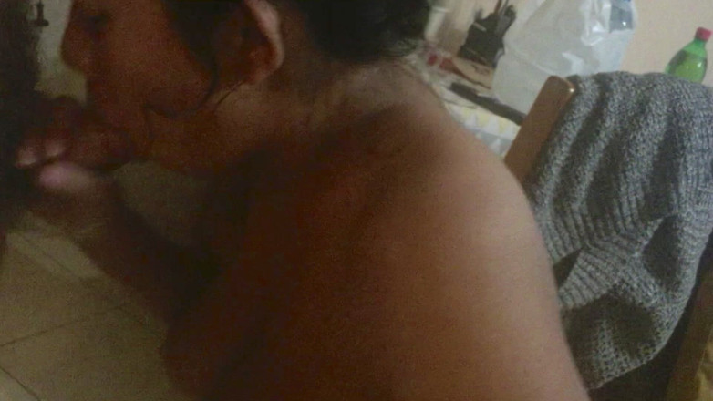 Megacute9999: Indoneziană în genunchi suge pula