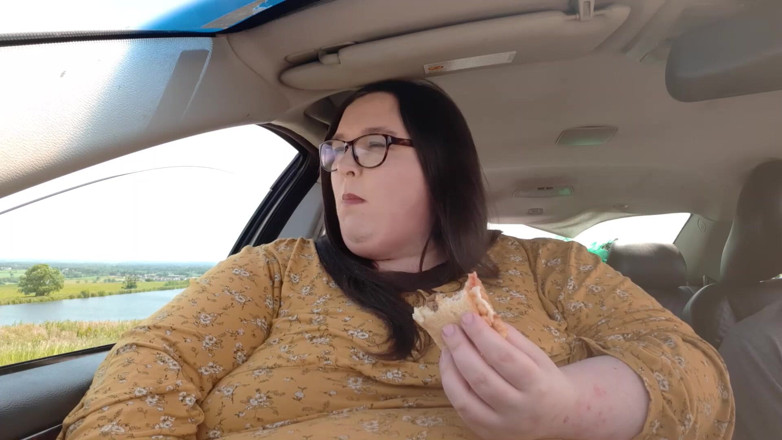 SSBBWLadyBrads: Eating food in car with buddy