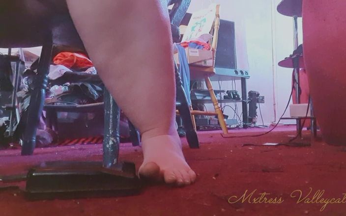 Mxtress Valleycat: 古いベークライトペダルで裸足で縫う