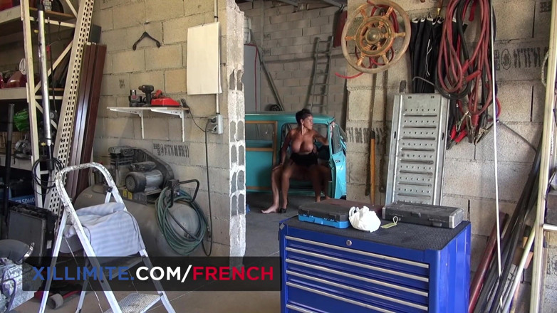 French girls at work: Sesso intenso in un garage con una cougar procace