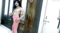 Cute & Nude Crossdresser: Carina sissy travestito femboy Sweet Lecca-lecca lega un collant rosa.