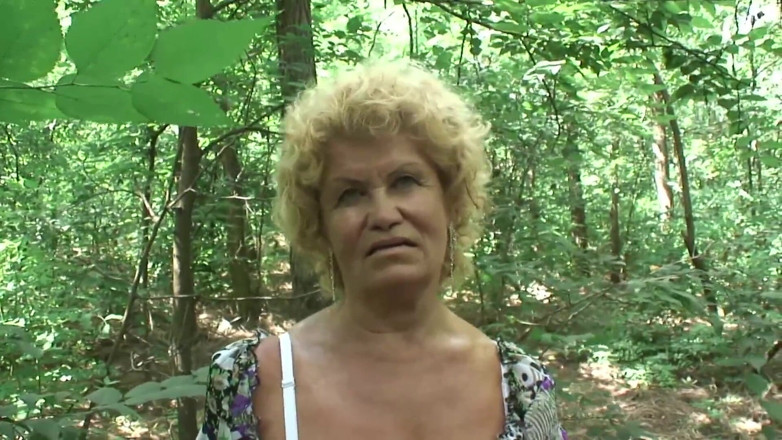 Mature Climax - 100% Mature Videos: Blondynka owłosiona dojrzała skacze na duży dong na zewnątrz