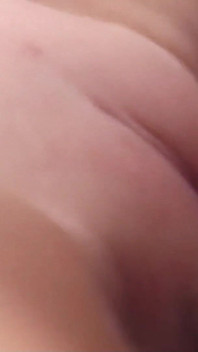 Seksi kızıl saçlı genç Frankie mastürbasyon yaparken yakalandı ve büyük zenci yarağı tarafından ırklararası sikiliyor