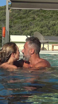 Tamamen doğal orta yaşlı seksi kadın Julia North'un havuzda yumuşak su altında kamera arkası