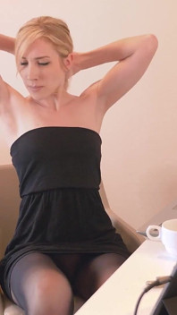 Kinky blondine krijgt het in panty's op kantoor