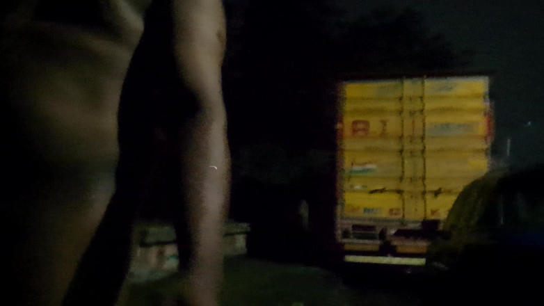 Indianexhib: 印度男人在公路上裸体