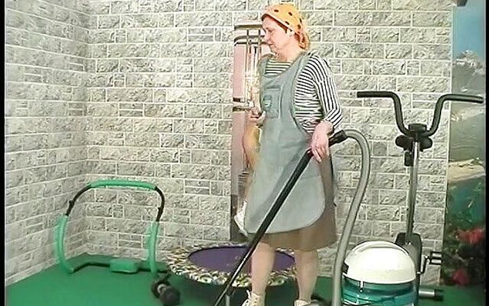 Xfamster: 成熟的清洁女工在健身房被一个男人性交