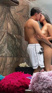 美しいコロンビア人の彼女とプールで撮影し、結局セックスして、彼が中に射精してほしいと頼んだ