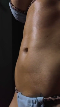 Obszar rdzenia pod ciśnieniem głębokie pompowanie brzucha nad piłką fitness