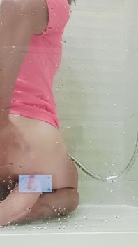 놀라운 엉덩이를 가진 남자가 엉덩이를 활짝 벌립니다.