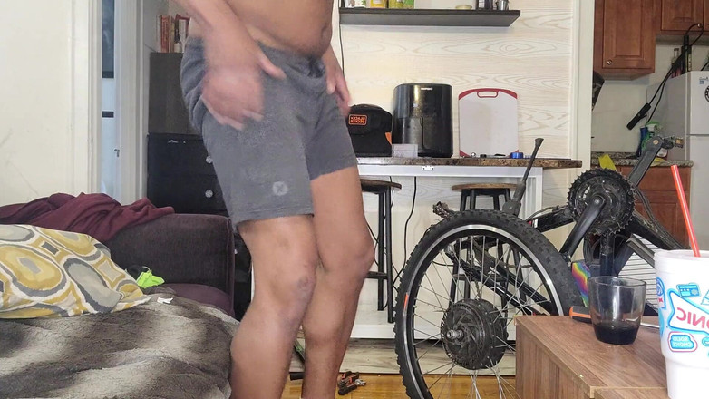 Kennie Jai: ケニー・ジャイはヌードバイクの修理をしています。あのデカチンの揺れを見てください!