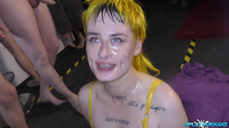 100% Amateur Gangbang and Bukkake from the UK!: Lustvolle punk-schlampe Lana Banana nimmt einige ausgezeichnete gesichtsbesamungen
