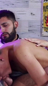 Piękny twink Andres Zp ssie mojego dużego nieoszlifowego latynoskiego kutasa, aż spuszczę się na jego twarz