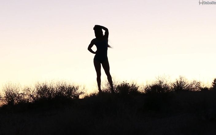 Babe Stare: Sexy Tia-meisje is naakt, maar plaagt alleen in silhouet