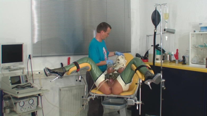 Rubber & Clinic Studio - 1ATOYS: Vakum pompalarıyla ağır kauçuk mastürbasyon