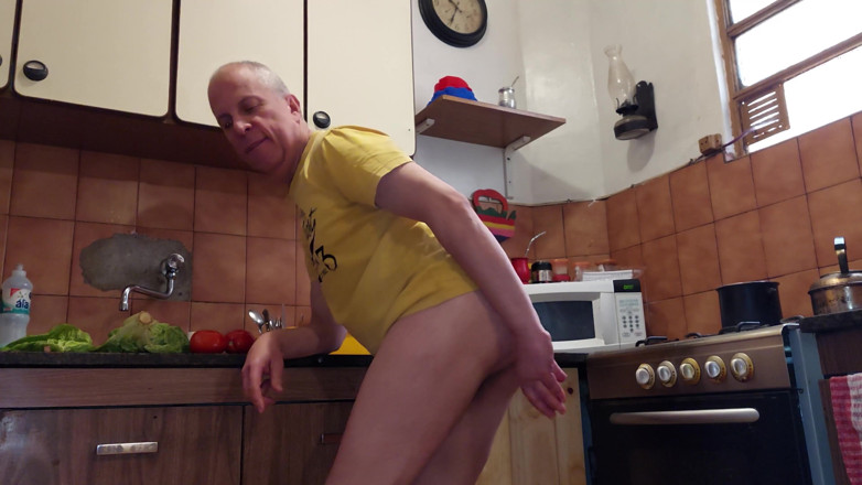 Dildo Man and Cross Hard Sex: V kuchyni vaření salátu jsem dal mrkev do zadku