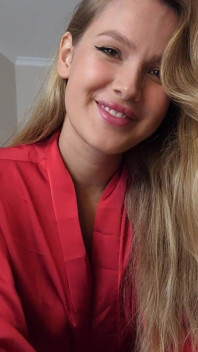 Una brava ragazza sa come fare un buongiorno. Sesso virtuale