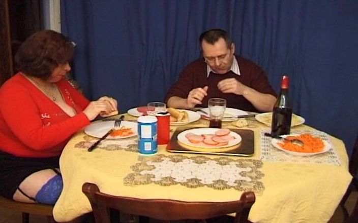 Filles Francaises: Nenek perancis harus nyepong kontol saat makan malam