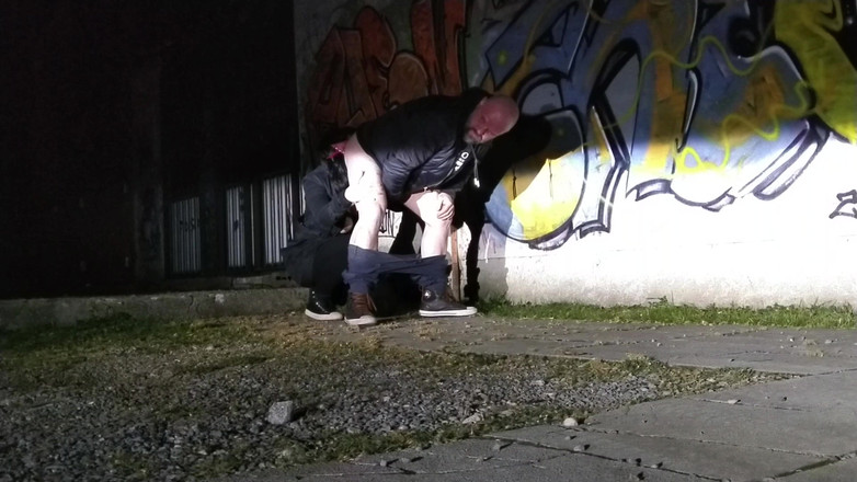 Toilet Mommy: Buitenshuis blootstelling meisje likt de kont van de man